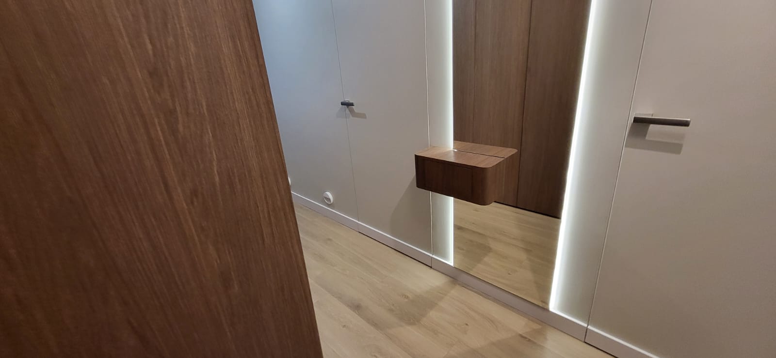 Entreehal met volhoge spiegel en witte afwerking