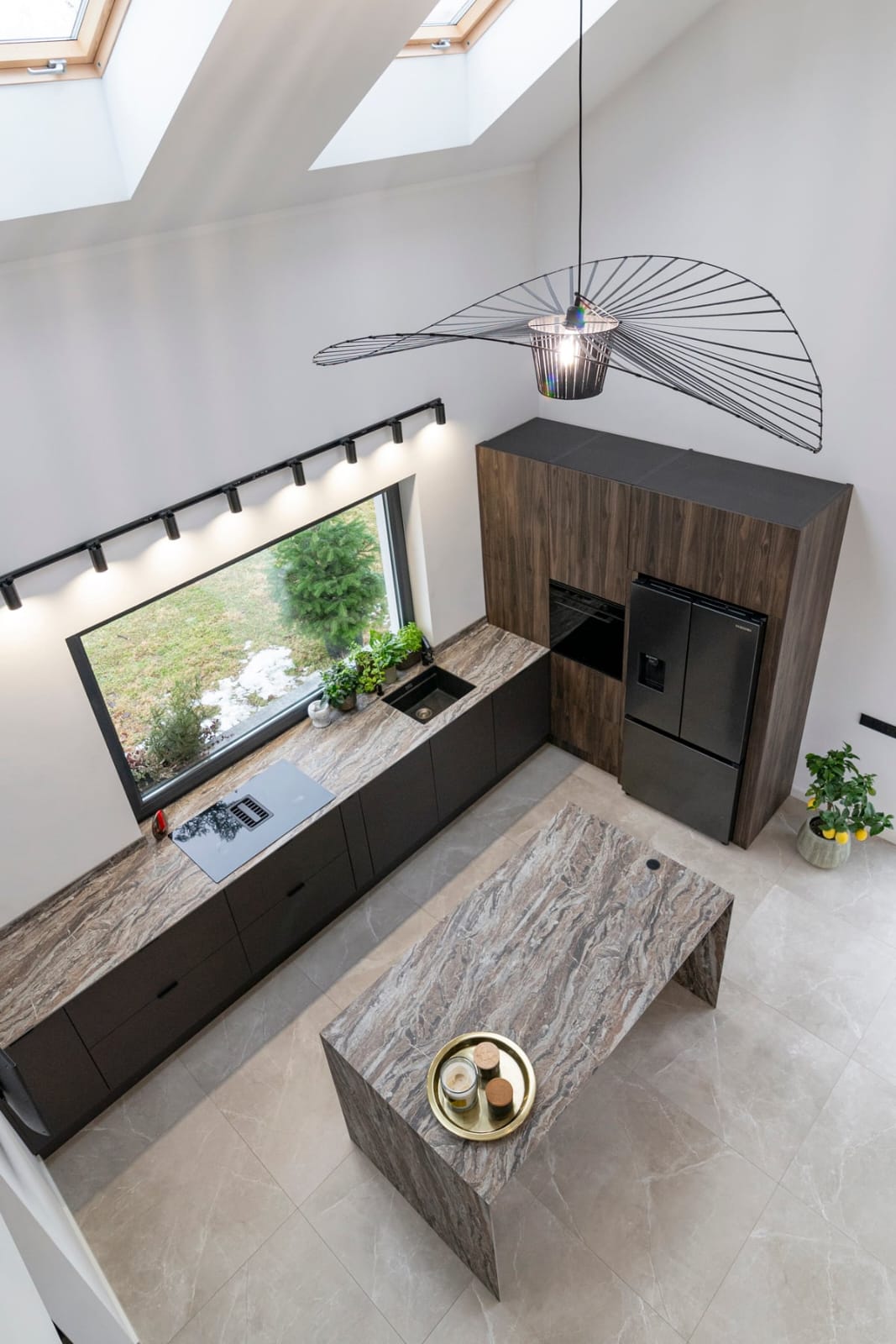 Donker walnoten dressoir met mosterdgele stoelen