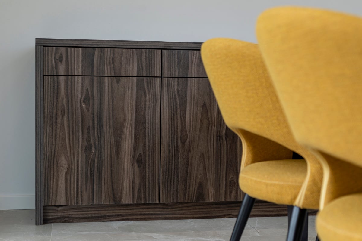 Walnoten dressoir hoekdetail — verstek houtverbinding