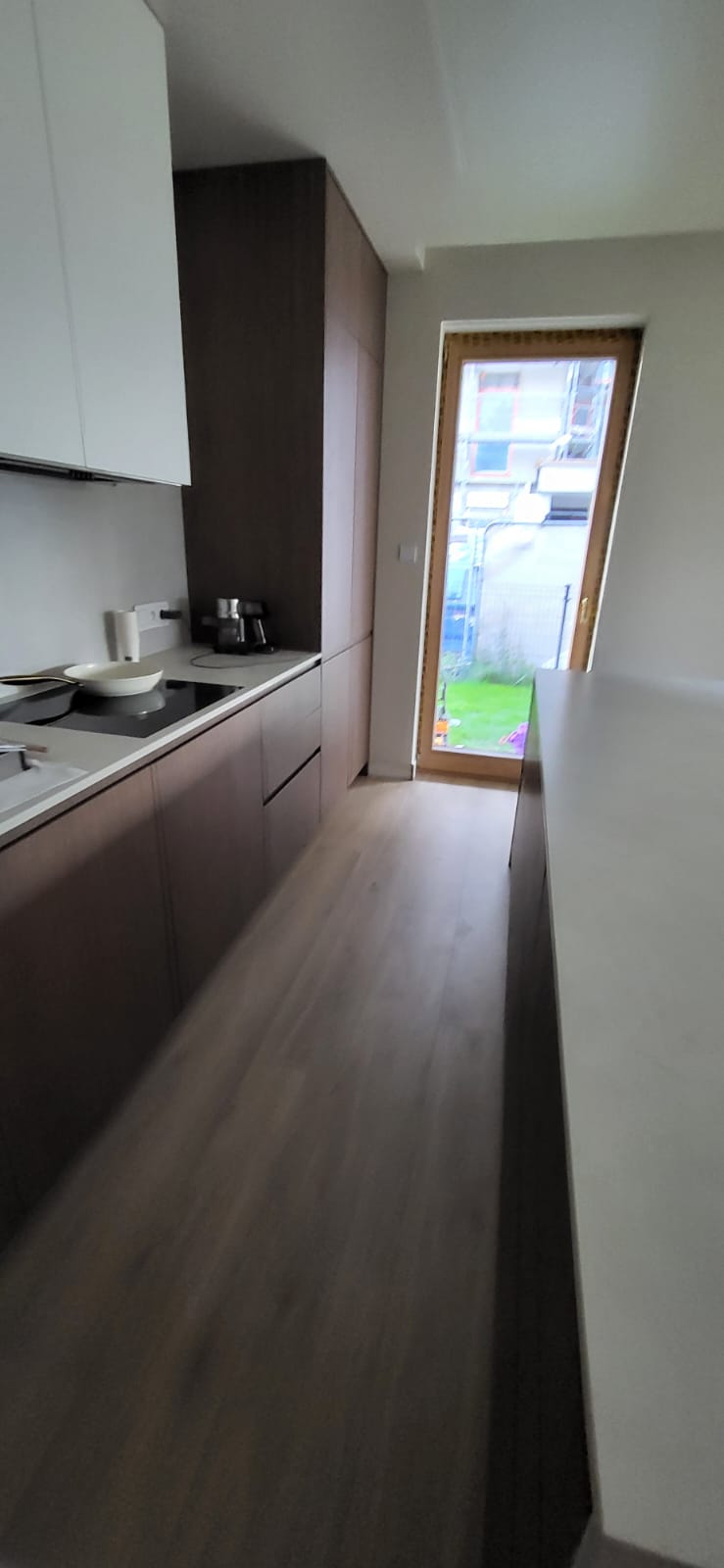 Smalle keuken met witte en walnoten kasten