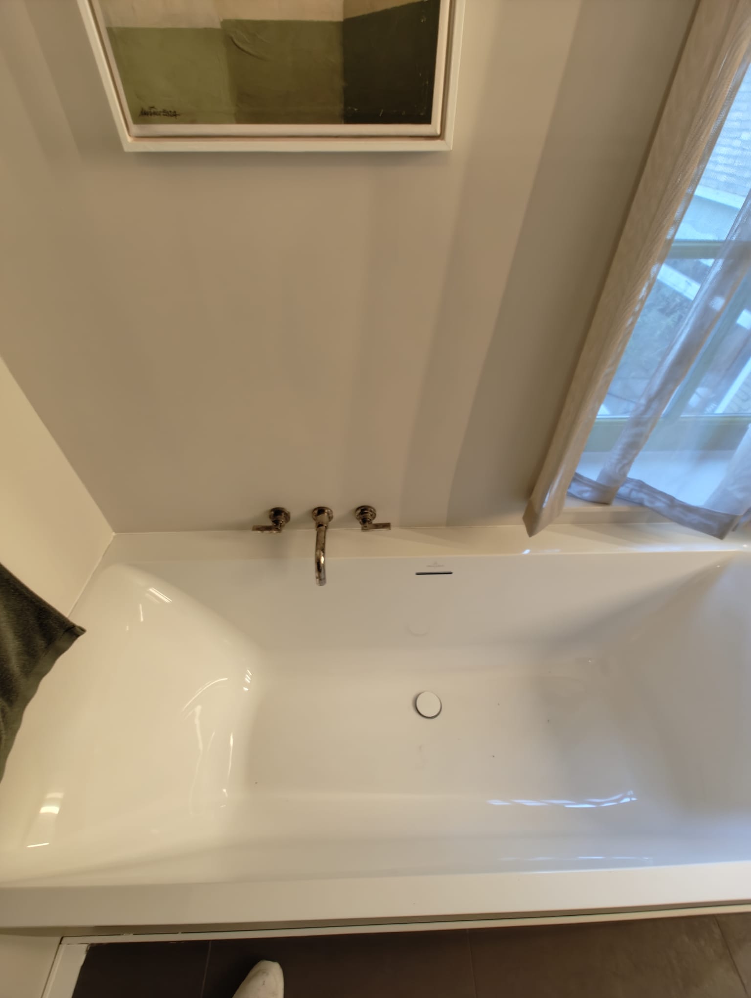 Vrijstaand bad met chroom wandkranen