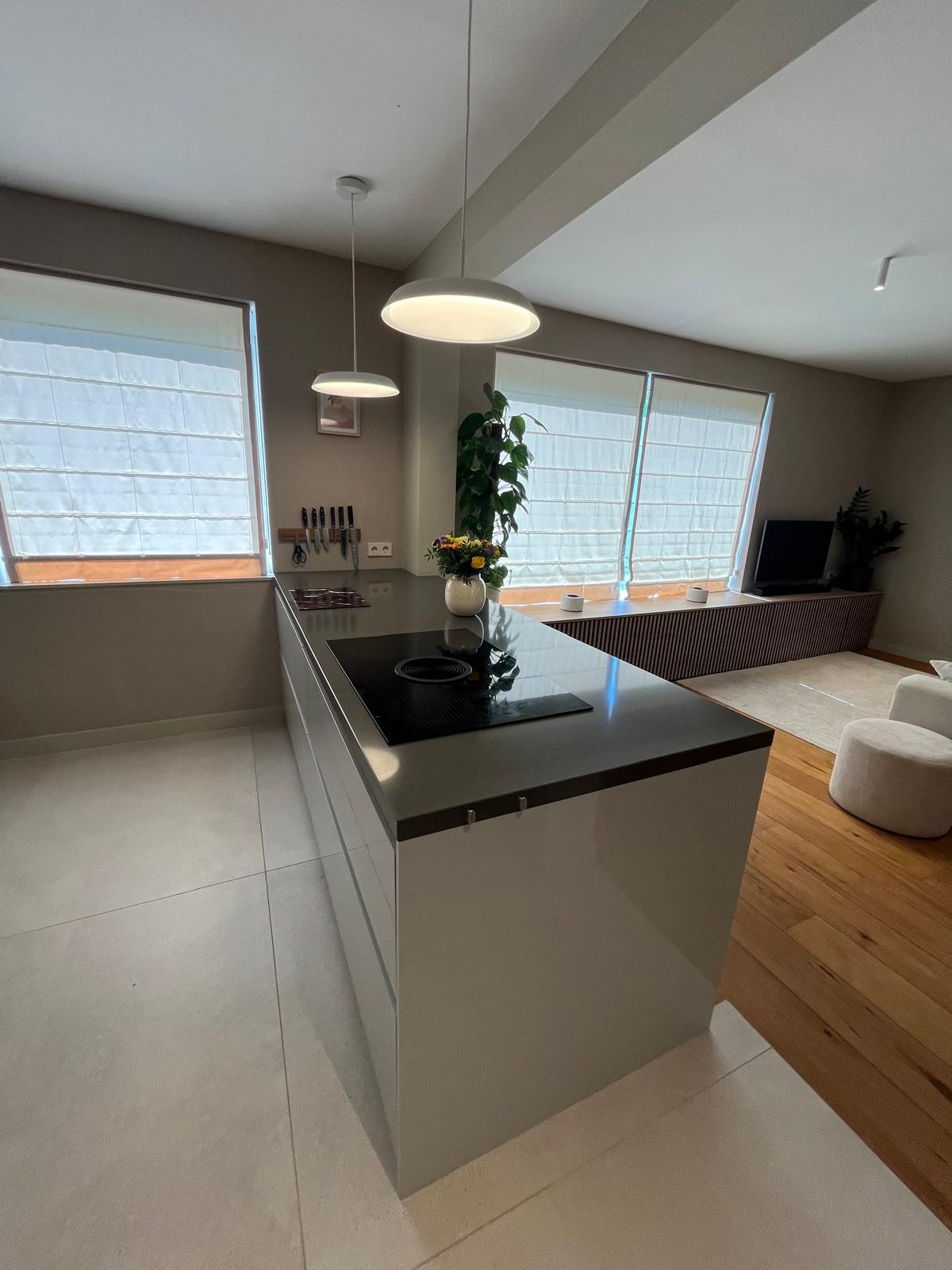 Open keuken-woonkamer met keukeneiland en latten media-meubel