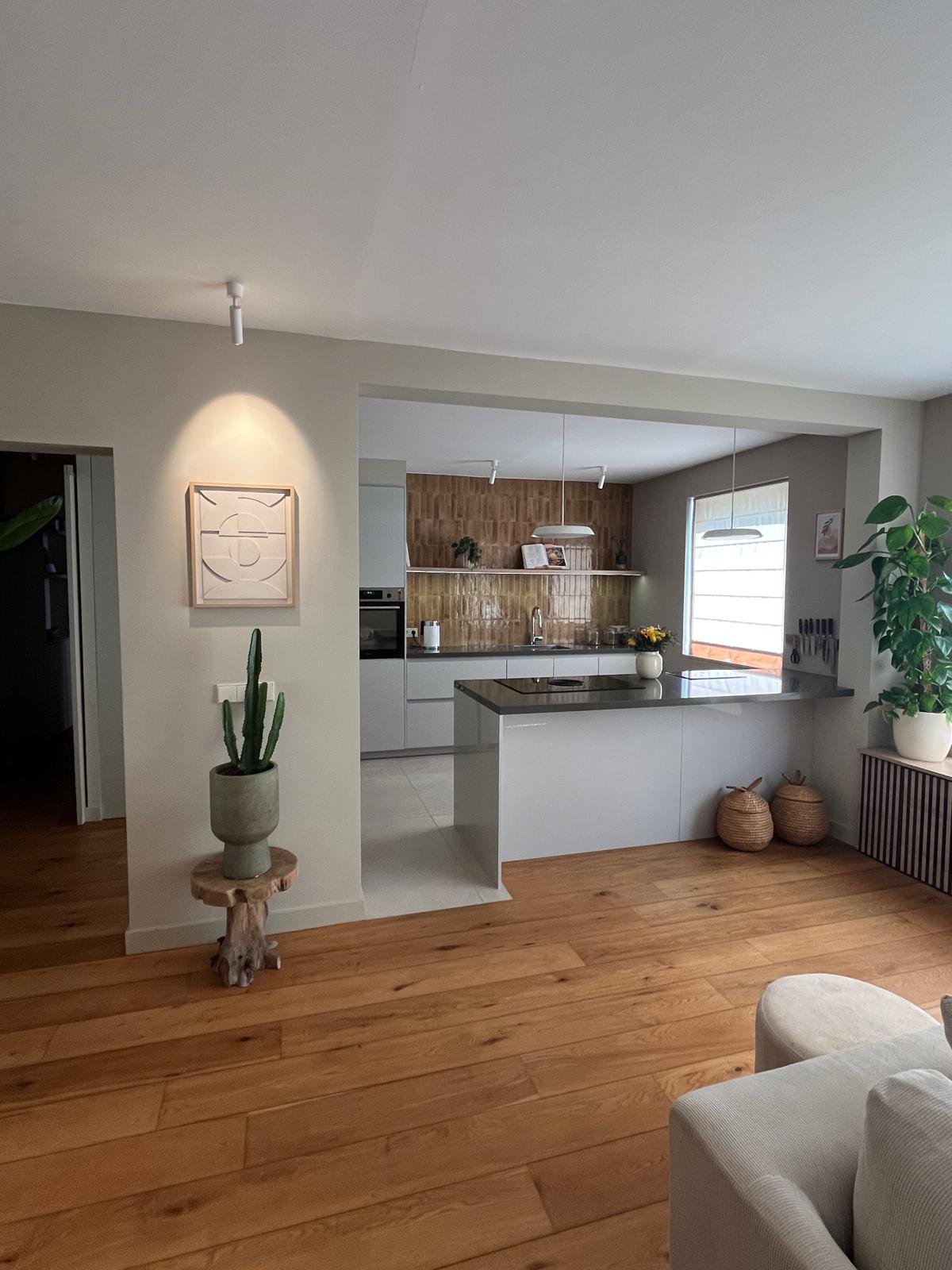Keukenopening naar woonkamer met eiken vloer en karamel tegelwand