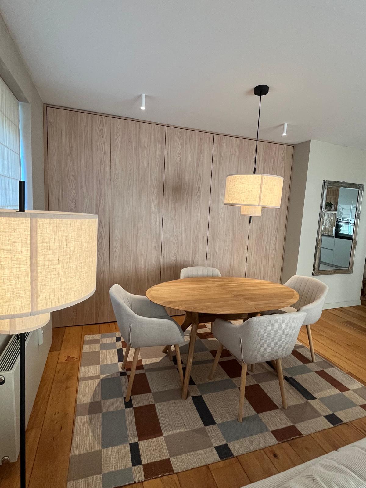 Eetruimte met ovale tafel en ingebouwde kastenwand