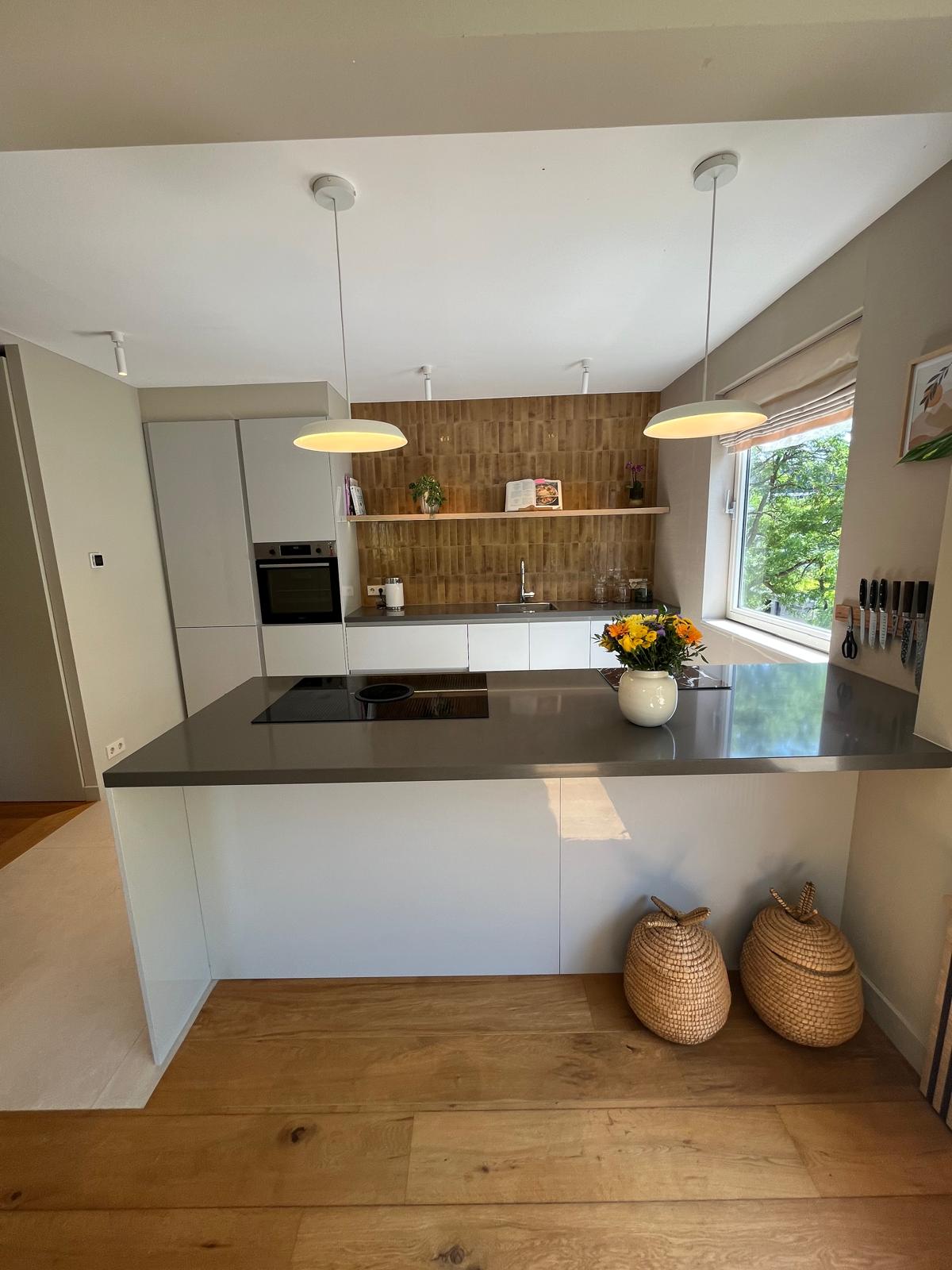 Greeploze witte keuken met oker verticale tegelwand