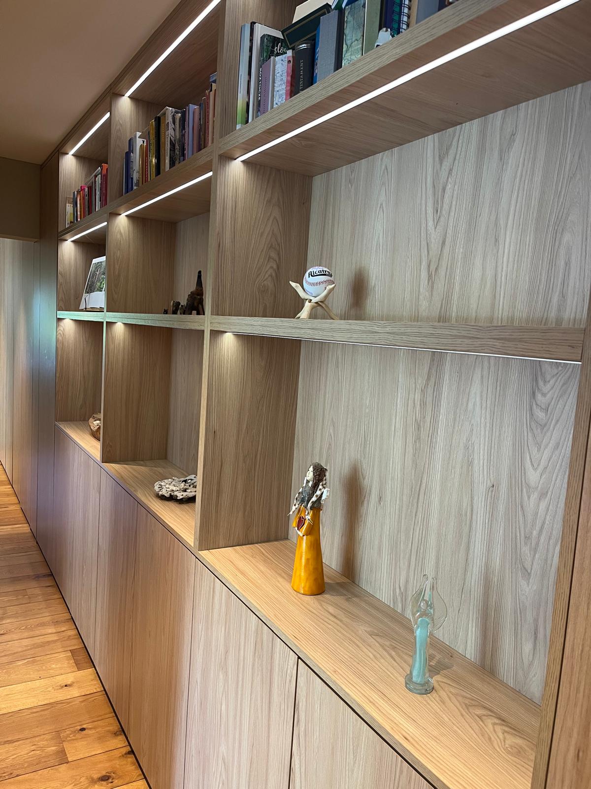 Vloer-tot-plafond eiken stellingkast met geïntegreerde LED-verlichting