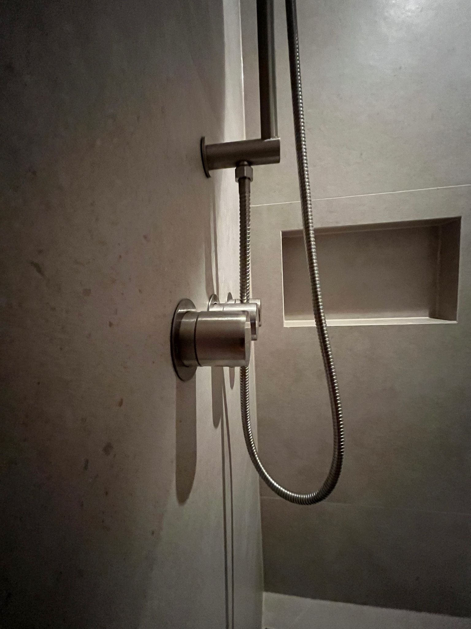 Douchestang, handdouche en ingebouwde wandnis